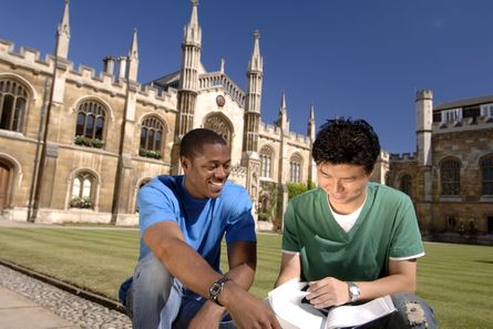 Studenten vor dem Corpus Christi College - Studienreisen CHANNELTOURS